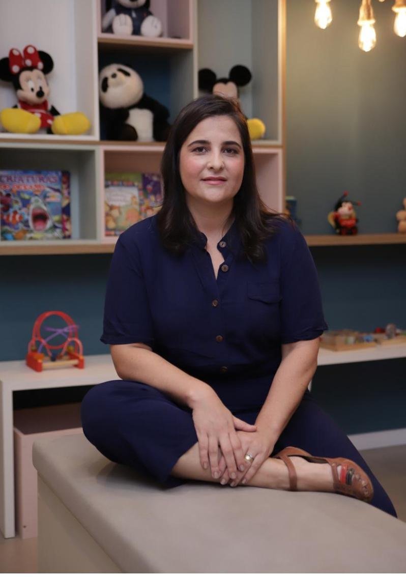 Dra. Ana Paula Lima sorrindo no consultório